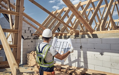 trabajador evaluando planos